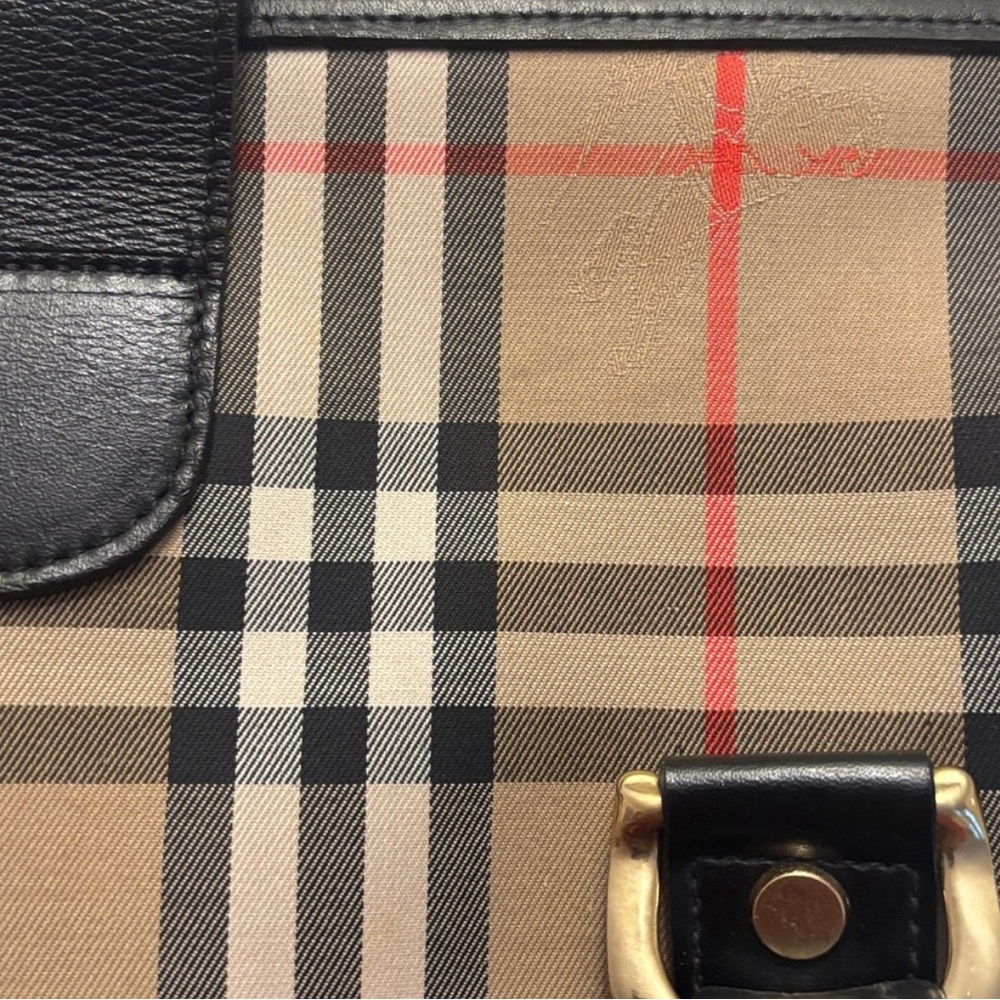 Burberrys Duffel Bag with Signature Plaid/COA - Picture 9 of 11